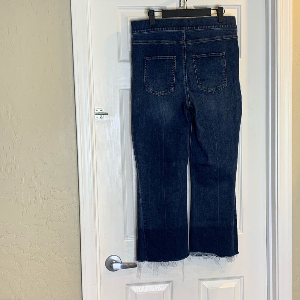 SPANX Kick Crop Flare Denim Jeans M/Dk Wash Raw Hem Size XL Pull-on Shaping - Picture 6 of 10